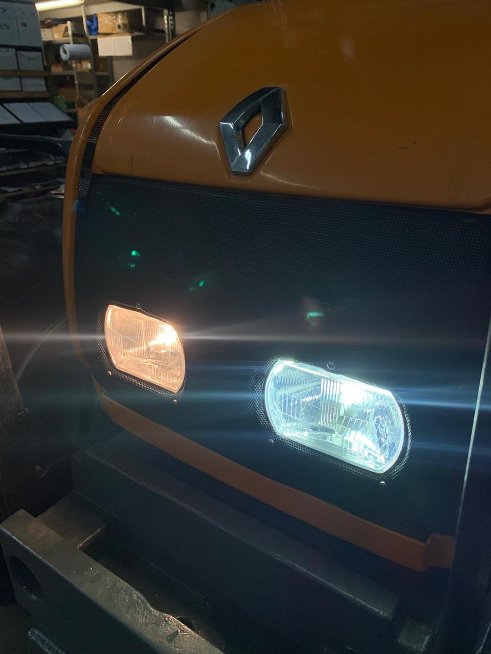 Frontscheinwerfer seitlich oval ( LED fähig)